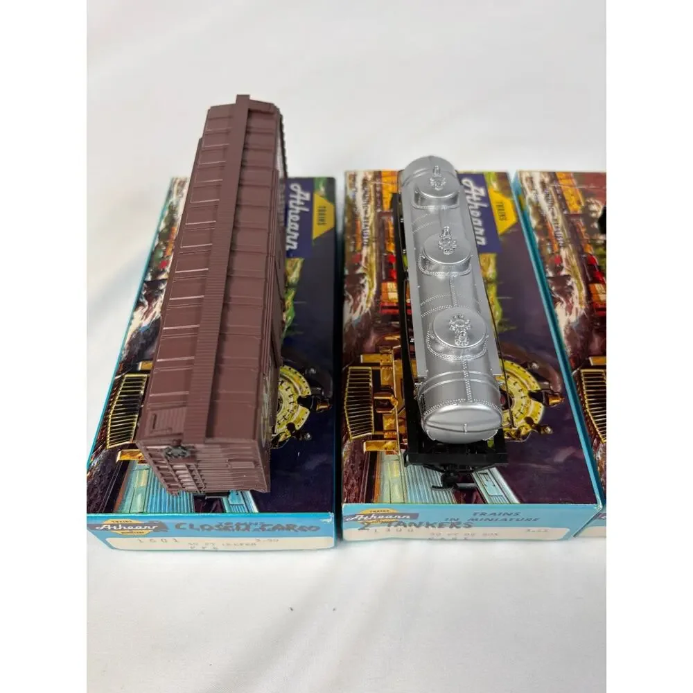 Athearn Ho Scale Lot Of 7 Freight Cars Mixed Roads Box Reefer Tank Caboose
